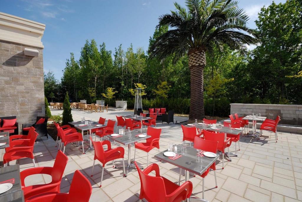 Imperia Hotel Et Suites Terrebonne Exterior foto